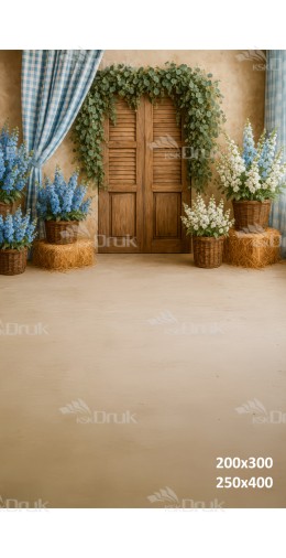 Tło fotograficzne z drewnianymi drzwiami, błękitnymi zasłonami i kwiatami w wiklinowych koszach | E589